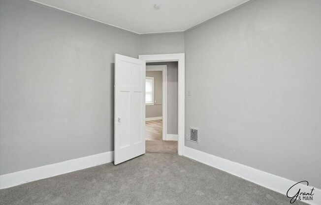 3 beds, 1 bath, $1,100, Unit 3813 - Upper