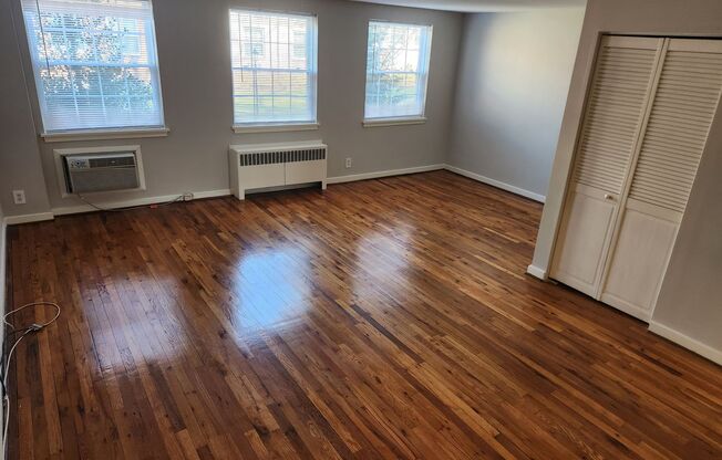 2 beds, 1 bath, 897 sqft, $2,035, Unit B-09
