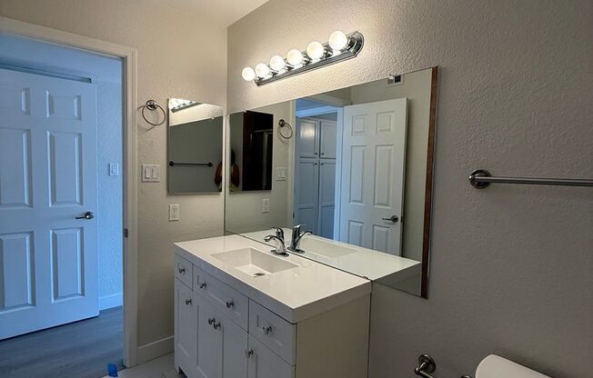 2 beds, 2 baths, $2,250, Unit #2098