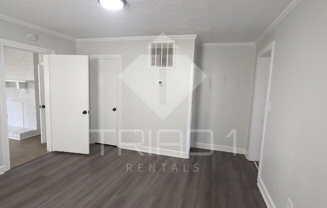 2 beds, 1 bath, $995, Unit 2