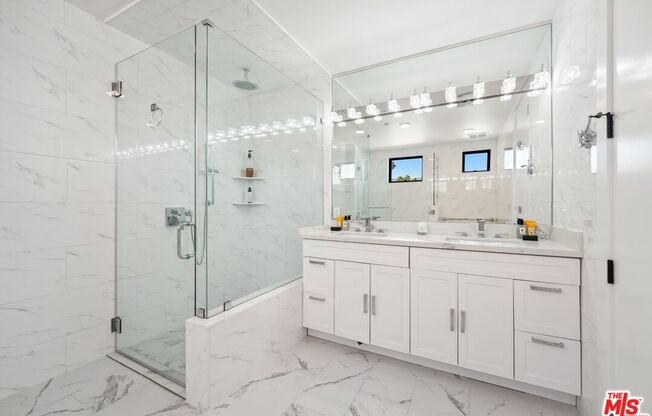 137 N DOHENY DR