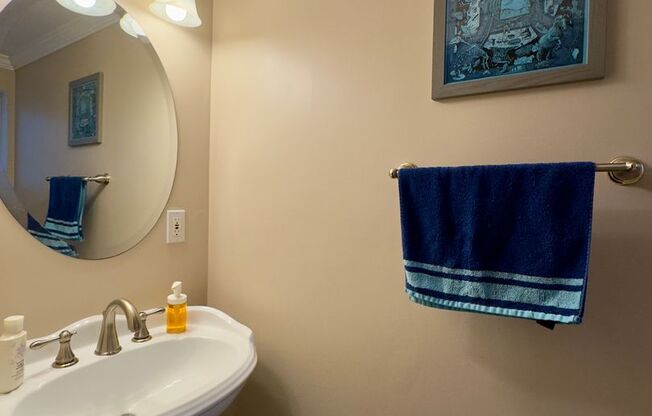 Charming 2Bed/1Bath Single-Family Apartment