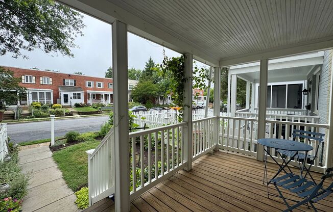 Charming 2 Bed 1 Bath Interior Townhome With Private Deck In Lynhaven