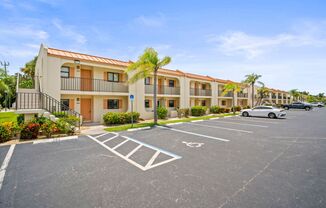 Nicely Renovated 2 bedrooms 2 bathrooms Condo in Fort Myers