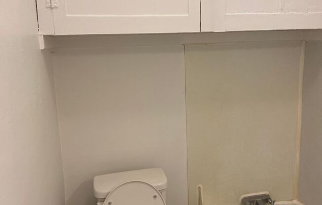 2 beds, 1 bath, $810, Unit H