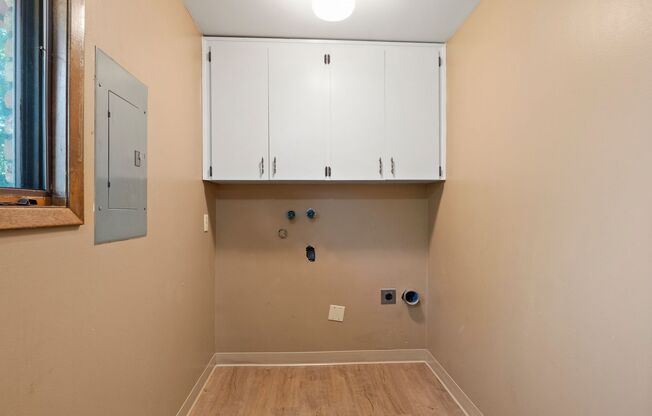 3 beds, 1 bath, $1,695, Unit 505