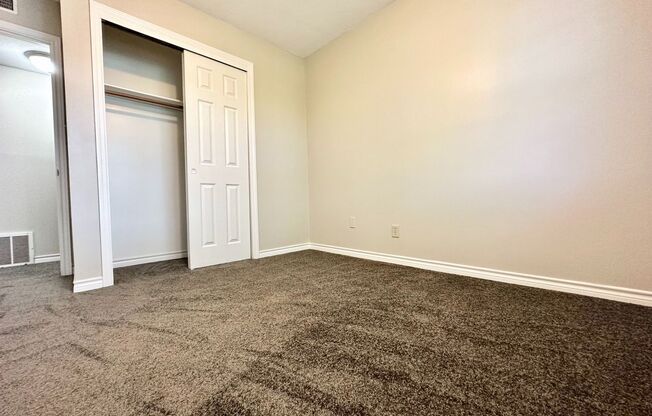2 beds, 1 bath, 924 sqft, $1,075, Unit J3