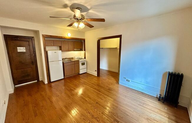 Studio, 1 bath, 320 sqft, $1,395, Unit 225-109