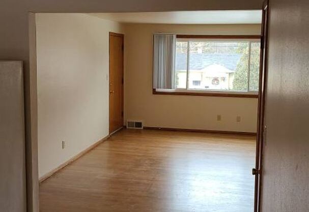 3 beds, 1 bath, 1,050 sqft, $879, Unit 705-4