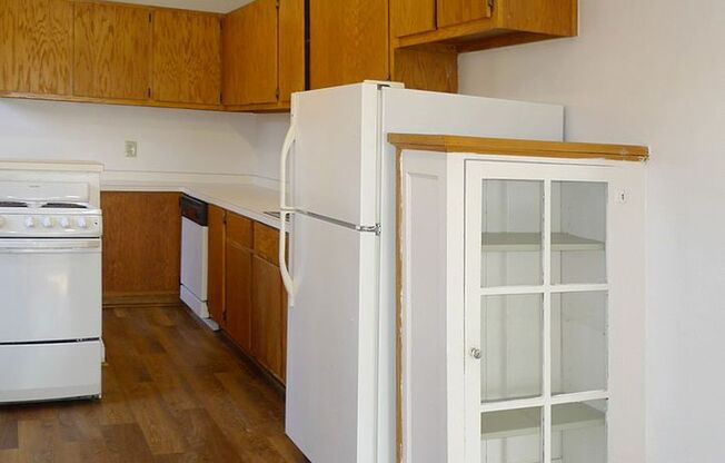 2 beds, 1 bath, 860 sqft, $1,305, Unit 24 - 212
