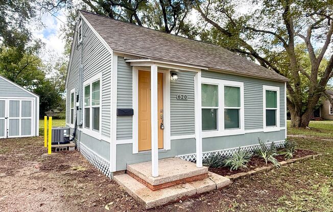 Adorable 2/1/1 Craftsman Cottage !