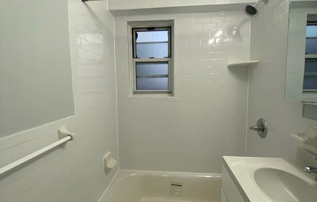 1 bed, 1 bath, $2,400, Unit 7AA