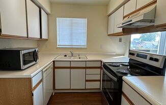 2 beds, 1 bath, $1,350, Unit Unit 136