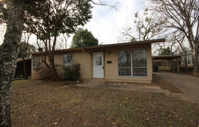 Clean South Austin 3/1 House w/ Carport, Private fenced yard Near First St not far from Ben White