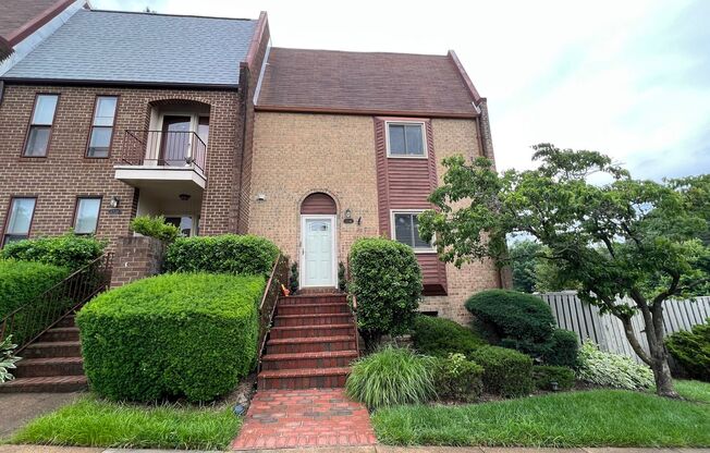 Gorgeous 4 Bed 3.5 Bath End-Unit Townhome With Deck & Yard In Tysons Court