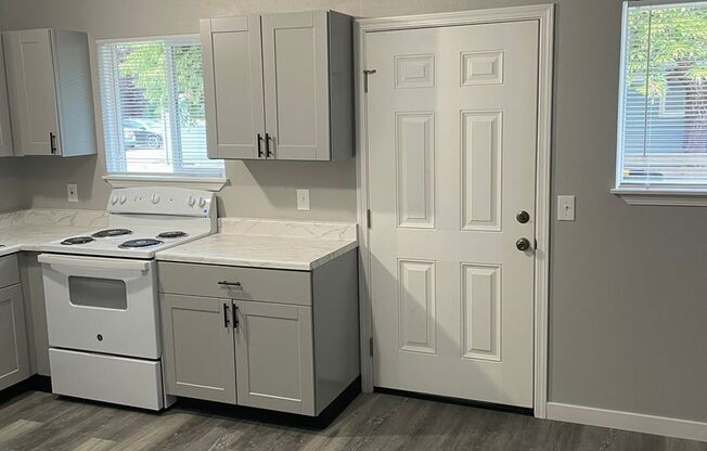Cozy 1 Bed 1 Bath Downstairs Pet Friendly Apartment with Off Street Parking and Laundry on Site!
