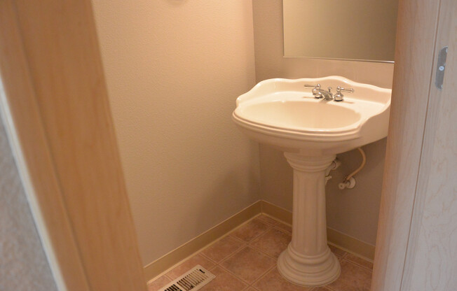 Beautiful 3 Bedroom Townhome in Mountain View Center - 2203 NE 163rd Ave.