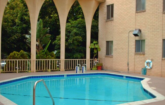 Burton Plaza..Gorgeous Newly Remodeled Studio..Prime Location!