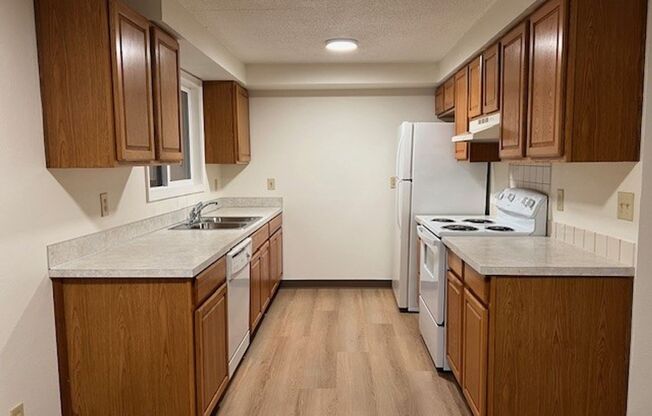 3 beds, 1 bath, 925 sqft, $1,495, Unit 7680