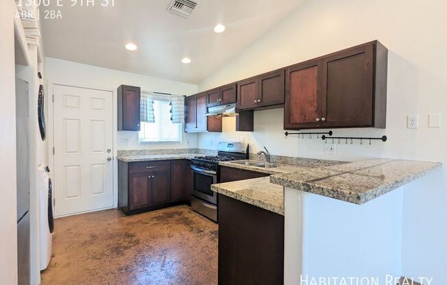 1306 E 9 ST