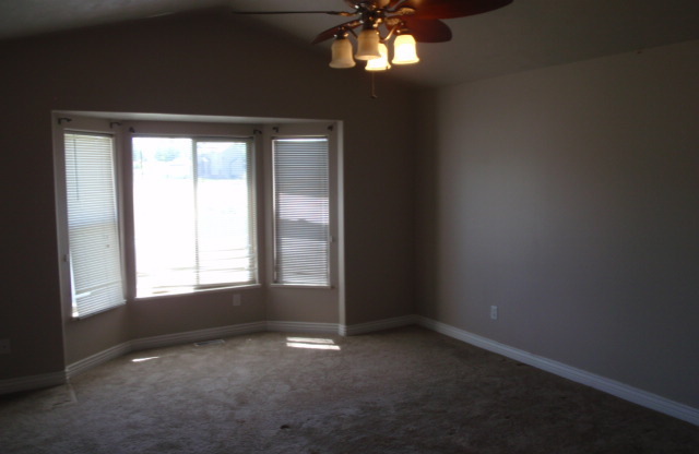 Beautiful Spacious Roy home for rent