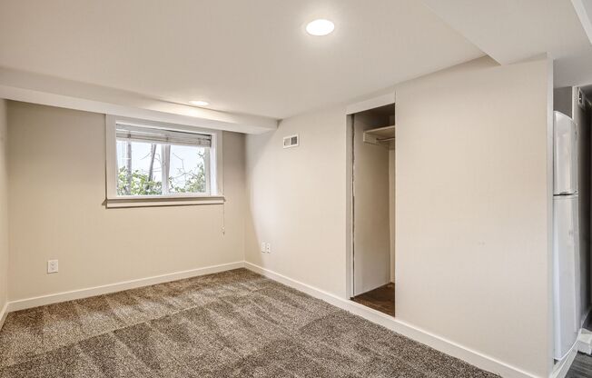 Charming 1Bed/1Bath Daylight Basement in Desirable Wallingford Triplex!