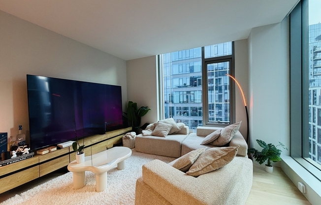 1 bed, 1 bath, 646 sqft, $5,300, Unit 1719