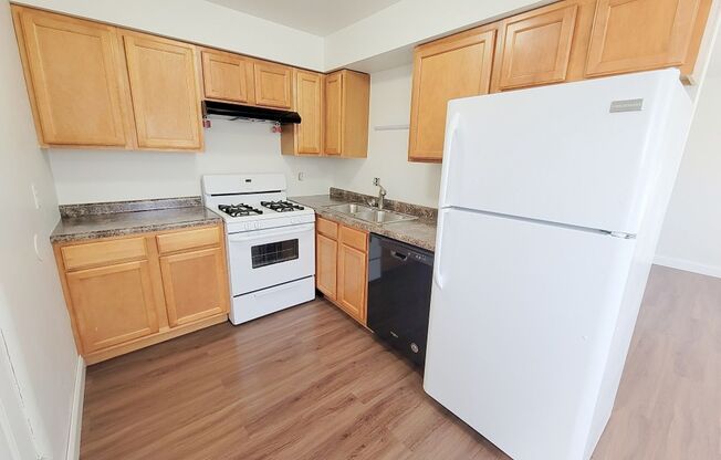 2 beds, 1 bath, 850 sqft, $1,349, Unit 5822-1 Balsam