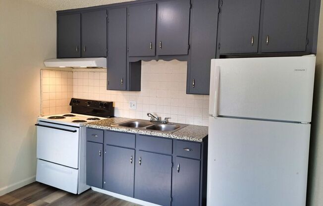 Eastgate Gardens Apartments-424 & 423