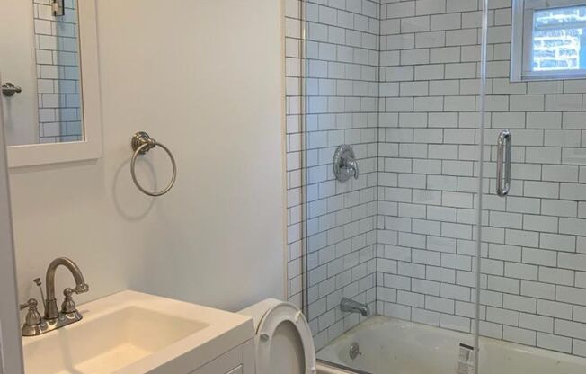 1401 N Oakley