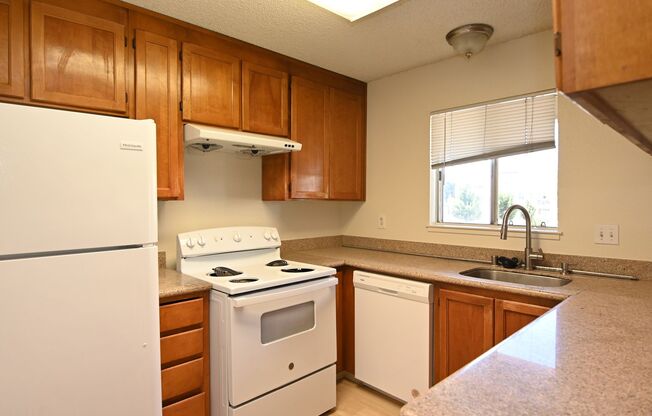 3 bed 2.5 bath, 2 Car Garage, Private Patio, 1 mile to Central Park.  3850 Meeks Terrace Fremont