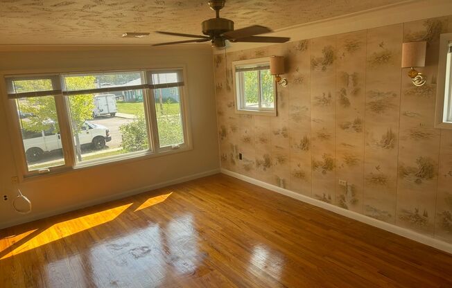 3 beds, 1 bath, $1,800, Unit Upstairs Apartment