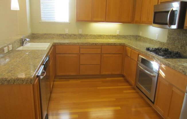 SPACIOUS 3 BEDROOM, 3.5 BATHROOM TOWNHOUSE IN AN EXCELLENT LOCATION. GARAGE. LAUNDRY. BALCONY. A TRUE MUST SEE!!!