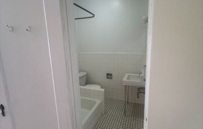 Studio, 1 bath, 294 sqft, $1,420, Unit New King Edward  9A4