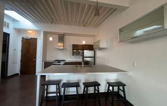 Trendy Loft Living Near The Arts District!