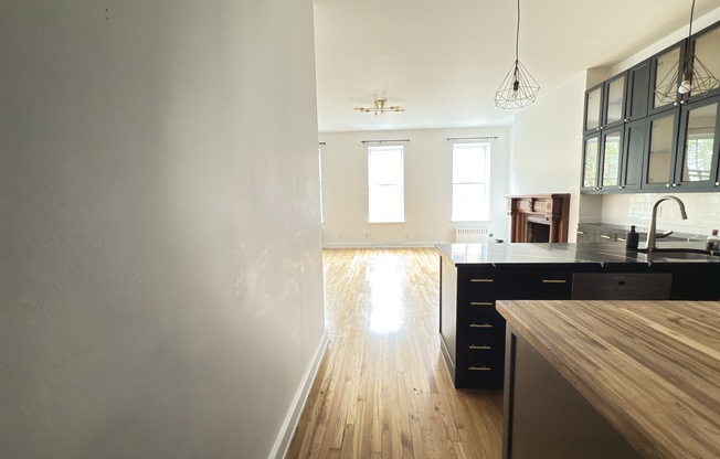 458 W 22 ST