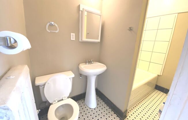Studio, 1 bath, $750, Unit 36