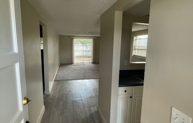 2/1 1/2 Duplex Apartment with Back Yard