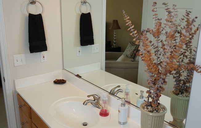 2 beds, 2 baths, 1,300 sqft, $2,250, Unit 13 2214 H