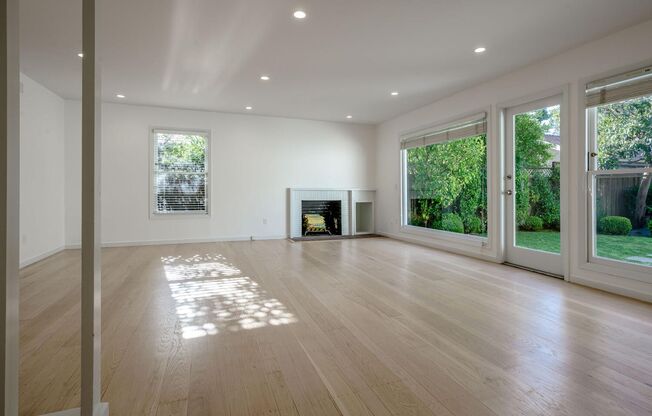 Beautiful 3 Bedroom / 2 Bath Single Family House in Burlingame!