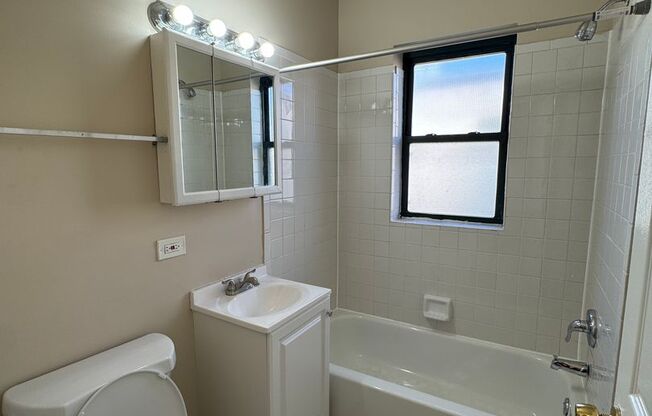 2 beds, 1 bath, $1,200, Unit 4850 #303