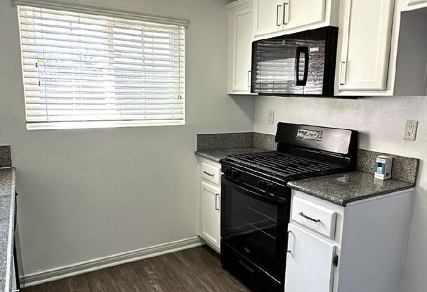 2 beds, 1 bath, 800 sqft, $2,400, Unit 318-03