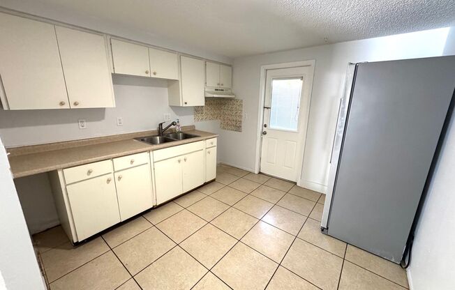 2 beds, 1 bath, $1,650, Unit 408 60th Avenue Drive West