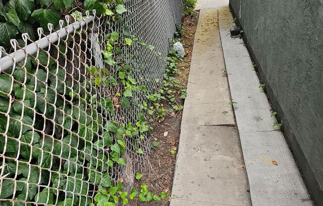 1019–1049 E Avenue