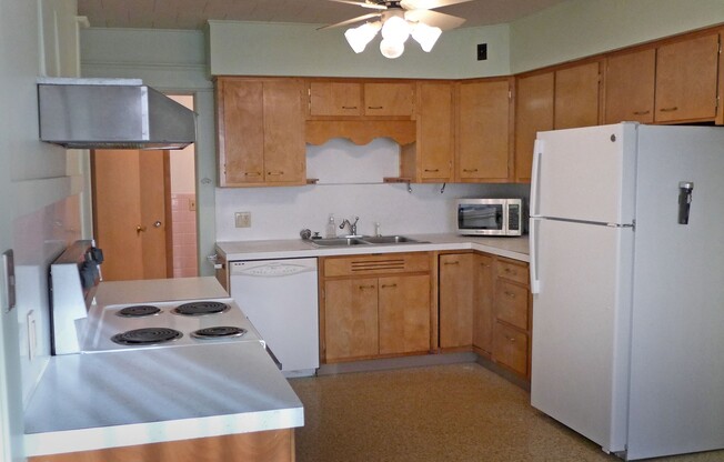 2 beds, 1 bath, $1,600, Unit Tenth 210 E  #A