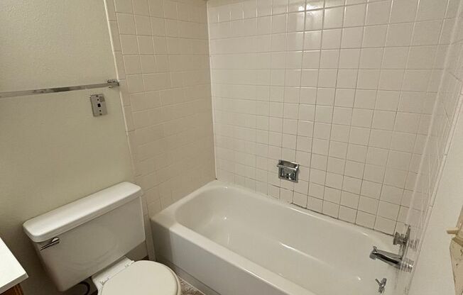 Studio, 1 bath, 360 sqft, $600, Unit 32