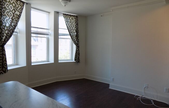 Studio, 1 bath, $800, Unit 840-3B