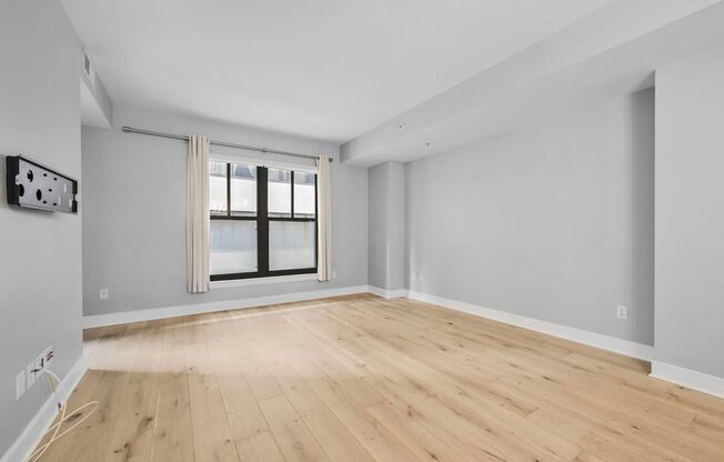 Available Now! High End 1 Bed/ 1 Bath in Amenity Rich Building