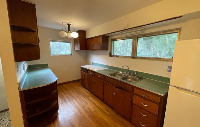 Great 2nd Floor 2 Bedroom, 1 Bath In Duckpond