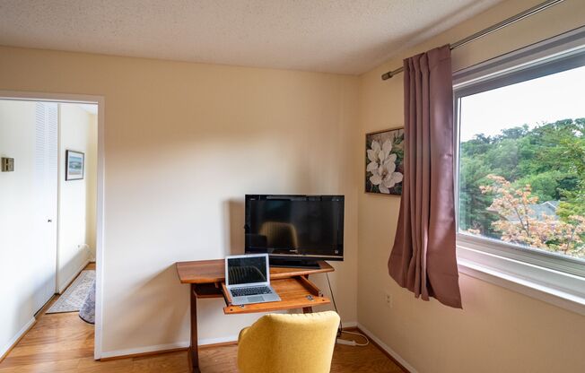 Exceptional Location & Amenities Short-term furnished CONDO 1 bedroom lease FREE PARKING & FREE UTILITIES
